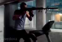 Ополченцы даже на беговой дорожке с автоматом