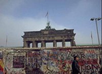 Немцы уже хотят вернуть Берлинскую стену.