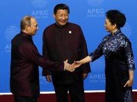 Путин поухаживал за женой президента Китая, пока тот общался с Обамой