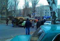 В Артемовске БМП оккупантов раздавила «Москвич»