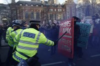 &#8203;Митинг британских студентов перерос в потасовку