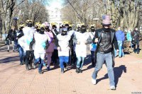 В Луганске прошел флешмоб-пародия на Евромайдан