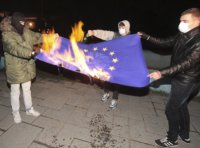 Орбан заставляет срывать флаги ЕС