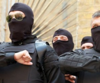 В Киеве «бригада» в масках и с «калашами» захватила завод