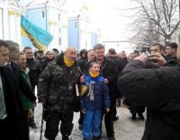 Порошенко крикнул: «Слава Украине!», народ ответил: «Спасайте страну!»