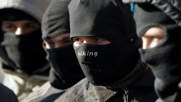 В Киеве неизвестные в балаклавах вынесли из магазина на Майдане шоколад