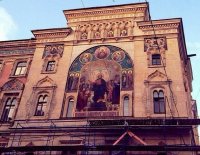 На фасаде СПбГУКиТ под слоем краски обнаружили грандиозное мозаичное панно