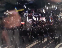 К зданию Верховной рады протестующие несут покрышки