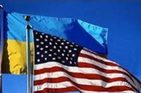 На здании СБУ в Киеве развевается флаг США.