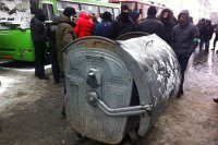 В Харькове свидомая стая забросала мэрию взрывпакетами и люстрировала чиновника