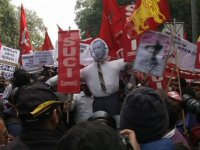 Чучело Обамы душили и били ботинками в Индии