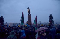 Сносить памятник Ленину в Запорожье приехали члены УНА-УНСО: милиция демонстративно достала автоматы