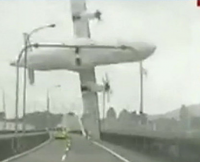 Лайнер при падении задел такси: видеорегистратор снял катастрофу на Тайване