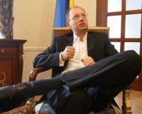 Яценюк сокращает потребление российского газа