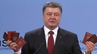 Порошенко показал российские паспорта, якобы отнятые у военных в Донбассе