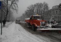 Киевляне об уборке снега: "Снегопад неделю назад прошел, а улицы, как катки в сугробах"