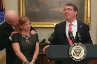 Байден устроил ласки с женой главы Пентагона