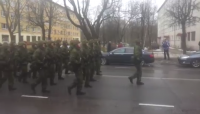 На параде в Нарве, парень троллит натовских военных