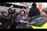 На «Антикризисном марше» с журналиста хотели сорвать георгиевскую ленту