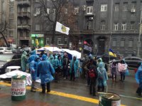 Под Нацбанк митингующие принесли "буржуйку" и поставили палатки