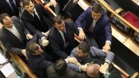 Нардеп: Западные СМИ показали драку в Раде с титром «Им мы хотим давать оружие?»
