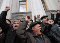 Украинские чернобыльцы пикетируют у здания парламента в Киеве