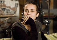 Певица Юлия Чичерина поздравила луганчанок с 8 марта и помогла луганскому зоопарку