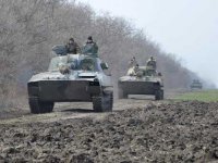 Украинские каратели пока не будут полностью отводить тяжелое вооружение