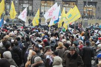 "Марш белых платочков" в Киеве: активисты отправились к НБУ и Кабмину