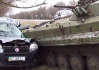 На Херсонщине БМП на трассе протаранила иномарку с людьми