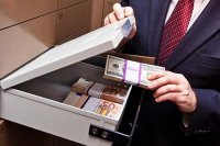 Из личных сейфов украинцев банкиры воруют валюту и золото