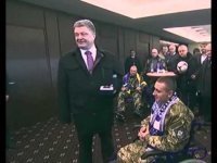 Пьяный президент Украины Пётр Порошенко подарил мяч безногому солдату ВСУ