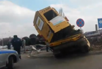 КамАЗ из гумколонны МЧС для Донбасса перевернулся в результате ДТП