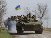 Колонна бронетехники движется в направлении Донецка