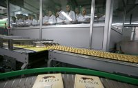 ОМОН выпускает персонал из фабрики Roshen в Липецке