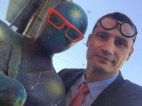 Кличко закрывает глаза на разрисованный свастикой Киев