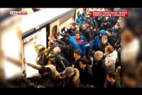 Пассажиры московского метро спасли прижатую поездом бабушку