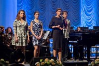 Они еще и поют! Сын Порошенко выступил для беженцев из Донбасса