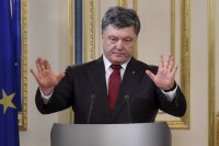 Порошенко пообещал упростить для россиян получение украинского паспорта
