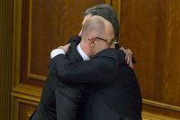 «Пасхальный заяц: Яценюка хотят съесть две дамы