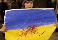 В Константиновке мужчина сорвал флаг Украины и пытался его сжечь