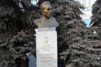 На Украине снесли бюст советскому разведчику Николаю Кузнецову