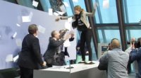 Девушка с криком запрыгнула на стол главы ЕЦБ во время пресс-конференции