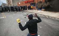 Власти Балтимора объявили комендантский час в разграбляемом городе