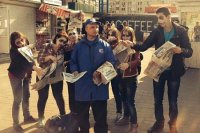 «Зомби» с кулаками: Киевляне побили нациков за акцию против газеты «Вести»