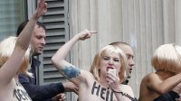 Группа Femen устроила демарш в Париже из-за Марин Ле Пен