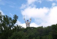 На голову монумента «Родина-мать» в Киеве надели венок из маков