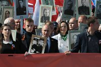 Путин прошел по Москве с портретом отца