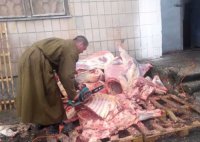 Украинских солдат кормят мясом 1968 года, которое режут электропилой