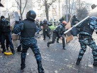 Активисты Майдана громят киевскую милицию